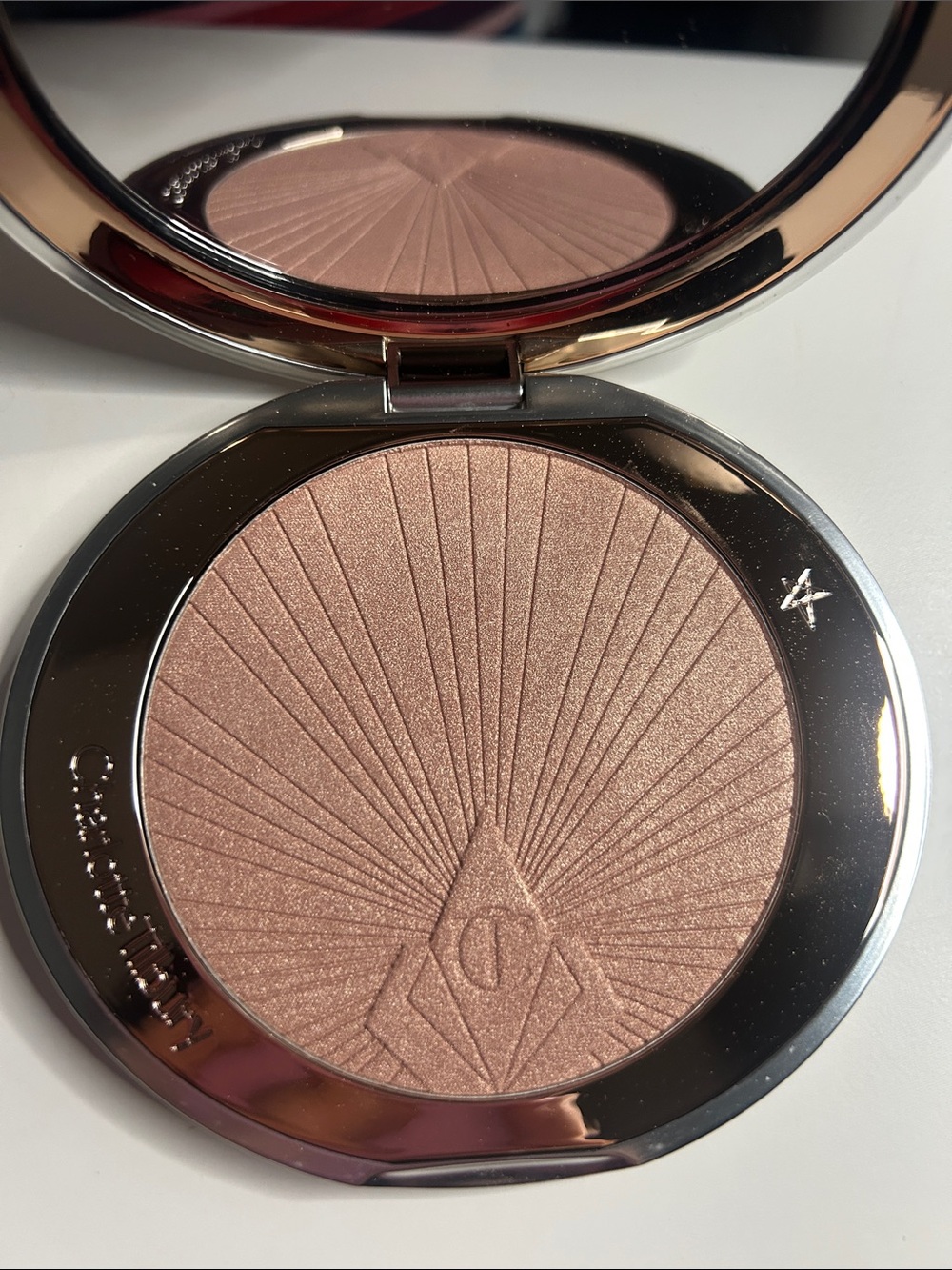 Charlotte Tilbury superstar glow Highlighter